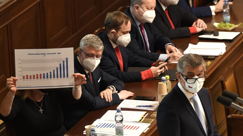 Ministryně financí ukazuje graf růstu platu učitelů v posledních 10 letech. Graf ale neukazuje nulu, ale začíná už vysokými hodnotami. Navíc neozhledňuje inflaci. Vypadá tak lépe, než jaká je skutečnost. Zdroj: CNN Prima News